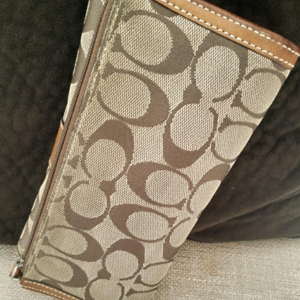 Coach Wallet In Signature C - Picture 4 of 9